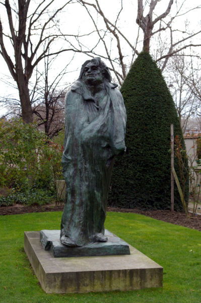 法国雕塑家奥古斯特·罗丹创作的《巴尔扎克》为什么