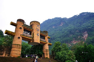 屬邛崍山系,處邛崍山東坡與成都平原交接處,背靠岷山雪嶺,面向成都