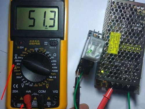 万用表测量220v家用电压,要怎么插?