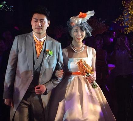 刘赛与丈夫结婚照直播图片