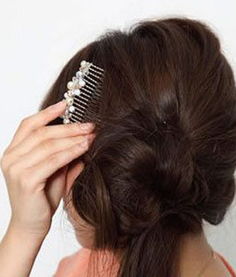 卷发扎头发简单好看的步骤 带卷的头发怎么扎