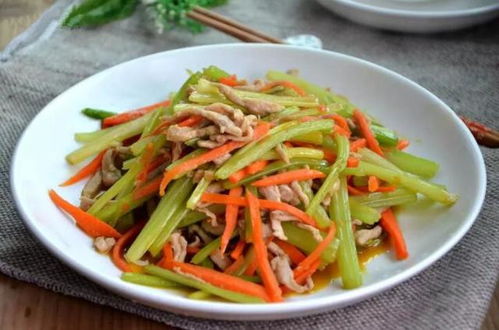 芹菜炒肉絲怎麼炒好吃又嫩芹菜炒肉絲的做法家常菜