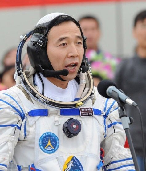 宇航员是;费俊龙,聂海胜神7是2008年9月25日晚上