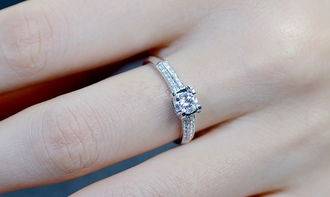 订婚戒指戴在女方哪只手的手指上
