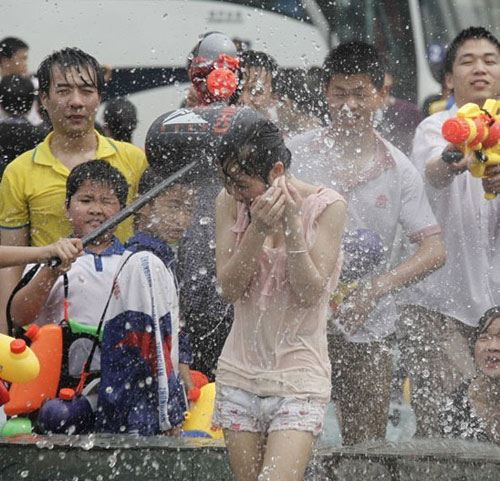 东坑镇泼水节图片